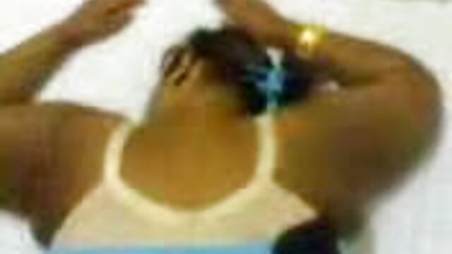 Madrastra traviesa complaciendo el coño con porno aficionados un pequeñito lesbo