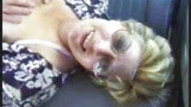 Nena rubia cachonda jugando su coño con vibrador sexo casero con la prima