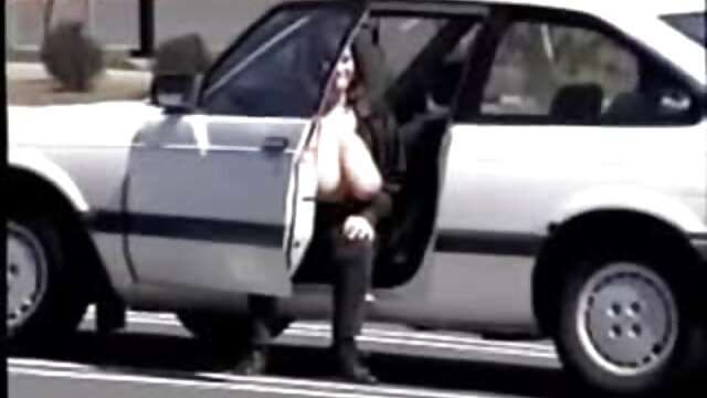 Kelly Surfer es intimidada en el vestuario sexo casero con prima Jamey Janes