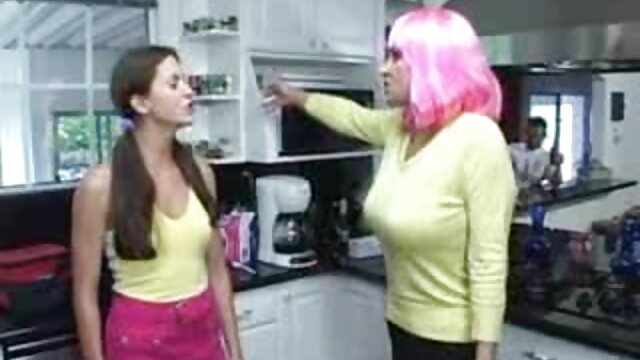MILFs amateur y adolescentes compartiendo pornocaserogratis sexo en público