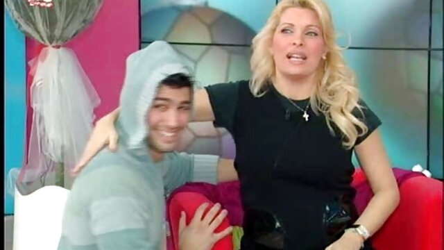 ¡La puma Charlee Chase y la picante xvideos caseros 2018 ChiChi Medina chupan una gran polla!